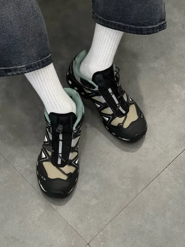 SALMON QT QUEST BLACK & BEIGE THIRFT SNEAKER (6)
